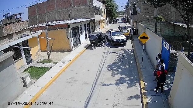 Una mujer prestamista los perseguía luego que le robaron casi dos mil soles, además de sus pertenencias. Dos malhechores fueron capturados, mientras que el tercero logró fugar.