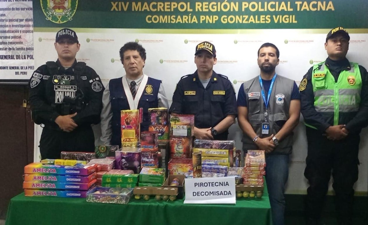 Pirotécnicos incautados en feria navideña cerca del mercadillo Polvos Rosados