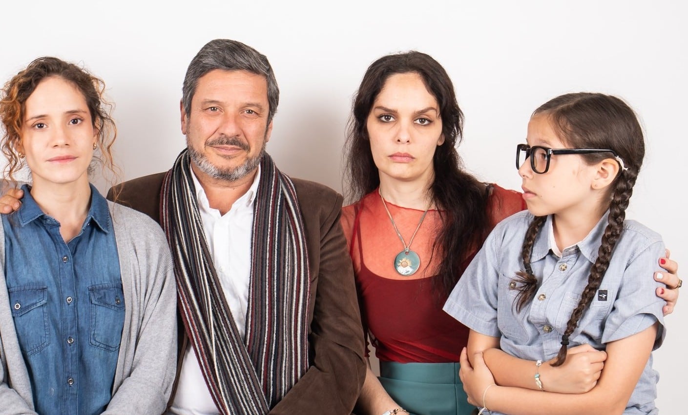 La aclamada obra de Mariana de Althaus vuelve a la cartelera limeña con una breve temporada en la Asociación Cultural Campo Abierto. La pieza explora las tensiones de una familia durante una intensa cena de Nochebuena.