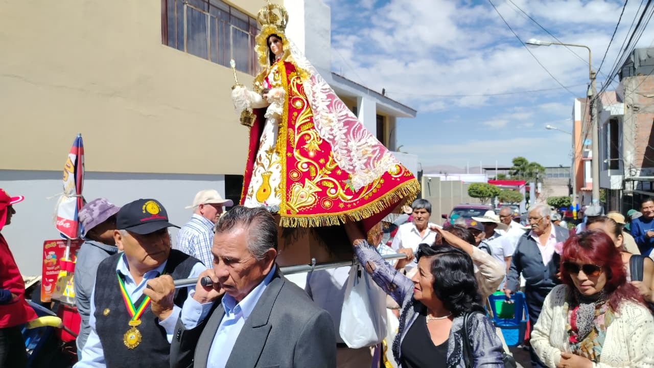 Extrabajadores de Cruz del Sur en devoción a la Virgen de Chapi (Foto: Álvaro Figueroa/@photo.gec)