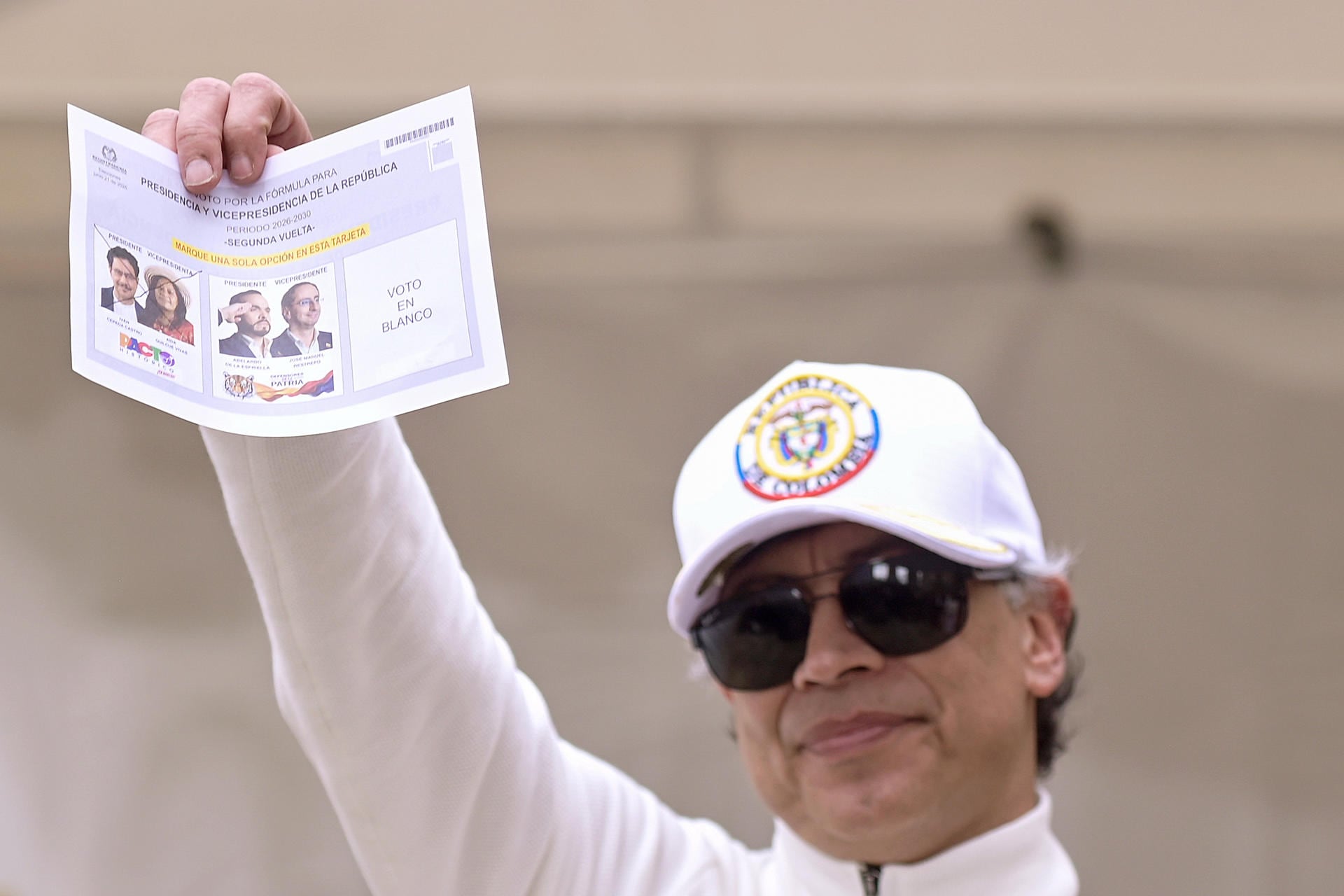 El presidente de Colombia, Gustavo Petro, muestra su voto en la segunda vuelta de las elecciones presidenciales. (EFE/ Natalia Pedraza).