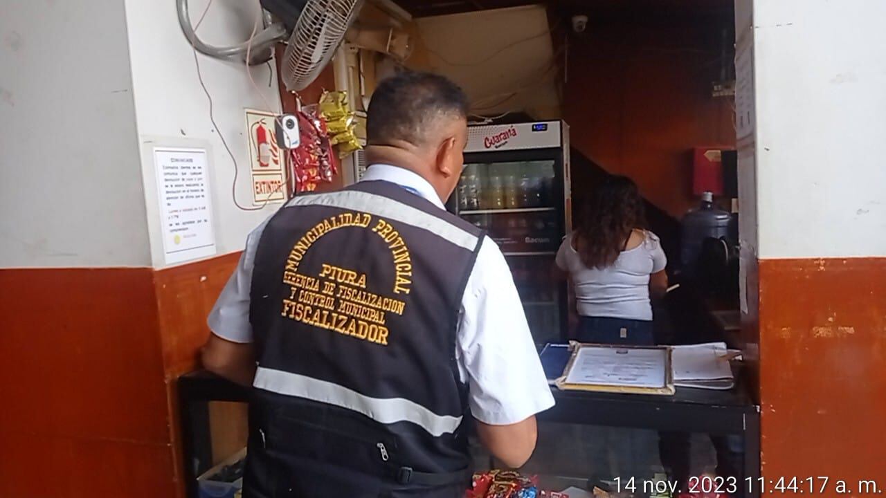 Como parte de las acciones tomadas durante el operativo, los colchones en mal estado fueron decomisados, con el propósito de salvaguardar la seguridad y salud pública