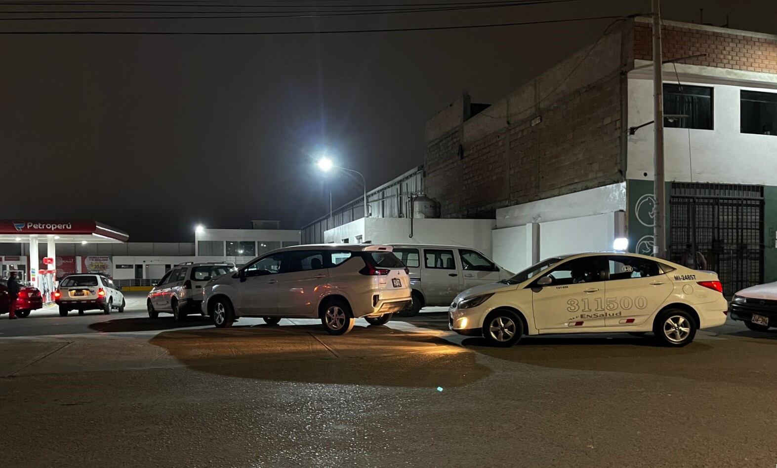 En el grifo Repsol de la avenida Industrial, frente al Parque Industrial, hubo fila de vehículos