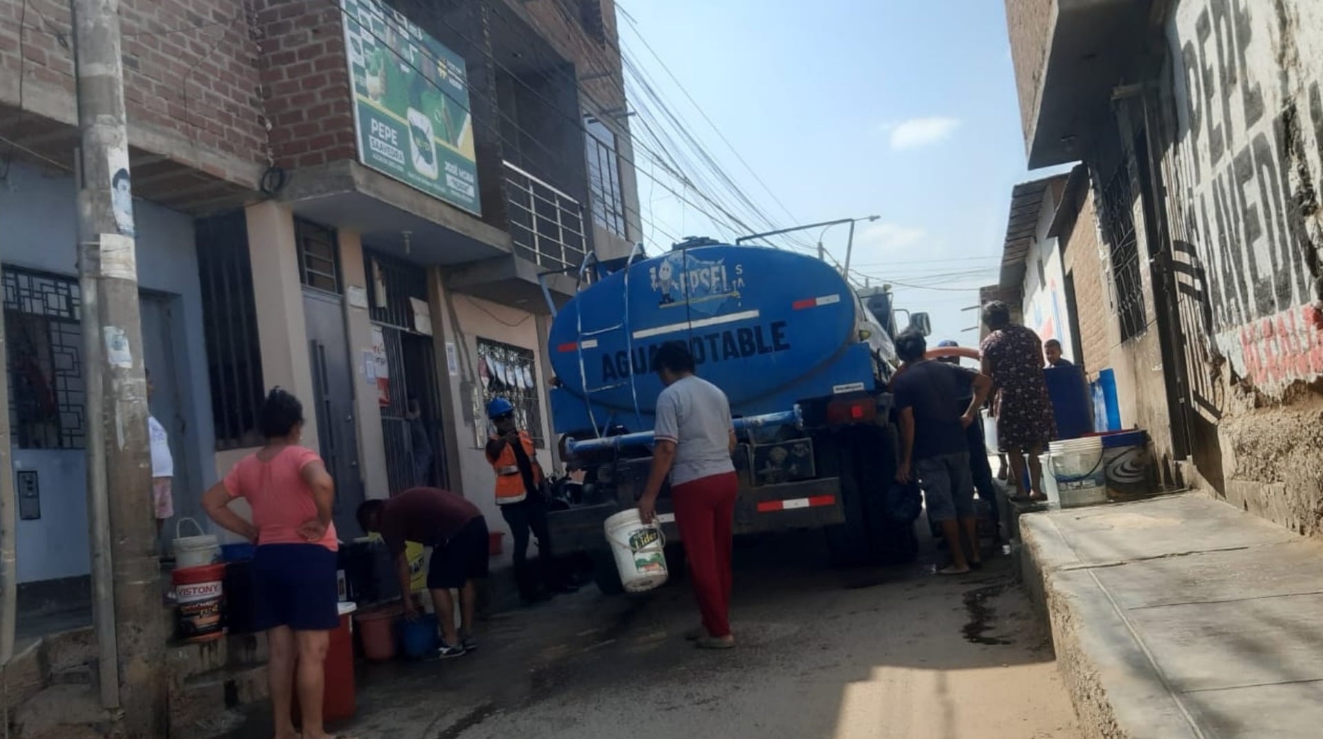 Moradores sufren por la falta de agua potable.
