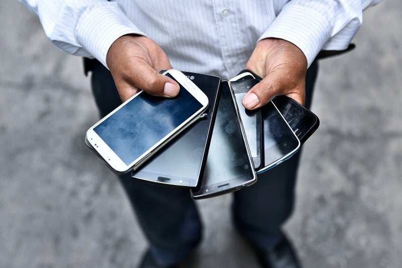 Ante los nuevos bloqueos de equipos que no figuran en la lista blanca del RENTESEG, usuarios deben verificar el IMEI, conservar la boleta y comprar en canales formales.