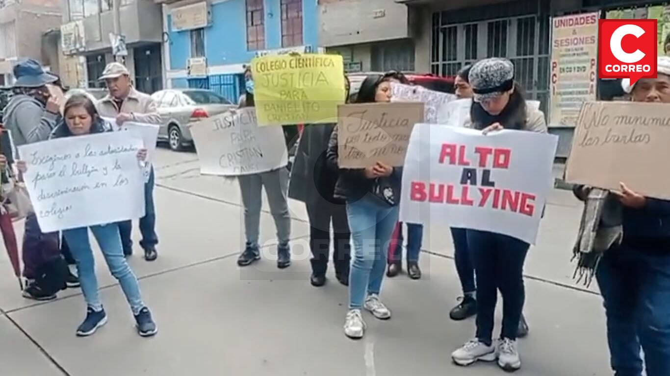 Padres protestan afuera de Institución Educativa.