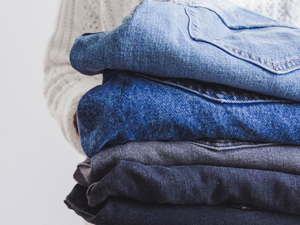 Cambiar la prenda superior, sumar capas y jugar con accesorios permite transformar un mismo pantalón de denim sin renovar todo el clóset. (Foto: Maude Frédérique Lavoie de Unsplash)
