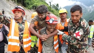 Rescatan con vida a dos obreros atrapados en un túnel tras el deslave en Nepal