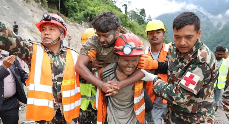 El hallazgo se produjo durante las labores de búsqueda en las obras de la presa Trishuli-3, donde las autoridades calculan que aún podría haber un centenar de personas atrapadas. FOTO: AFP