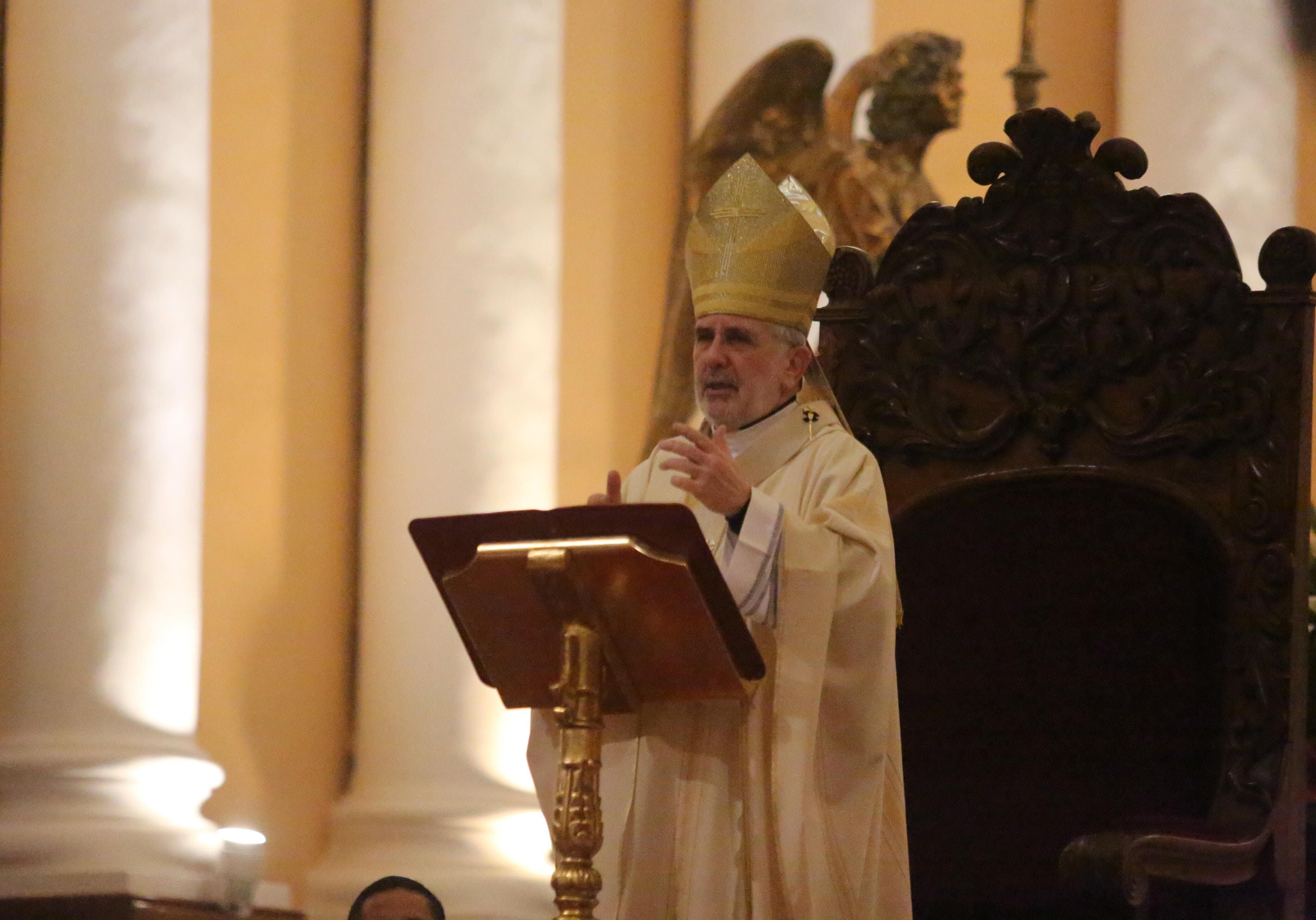 Arzobispo hizo un llamado a las autoridades a servir a la población. (Foto: Leonardo Cuito)