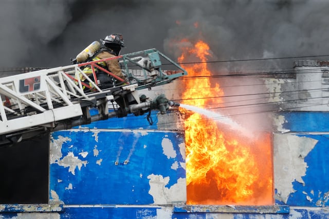 Cercado de Lima: Voraz incendio en almacen de plásticos fue controlado por los bomberos