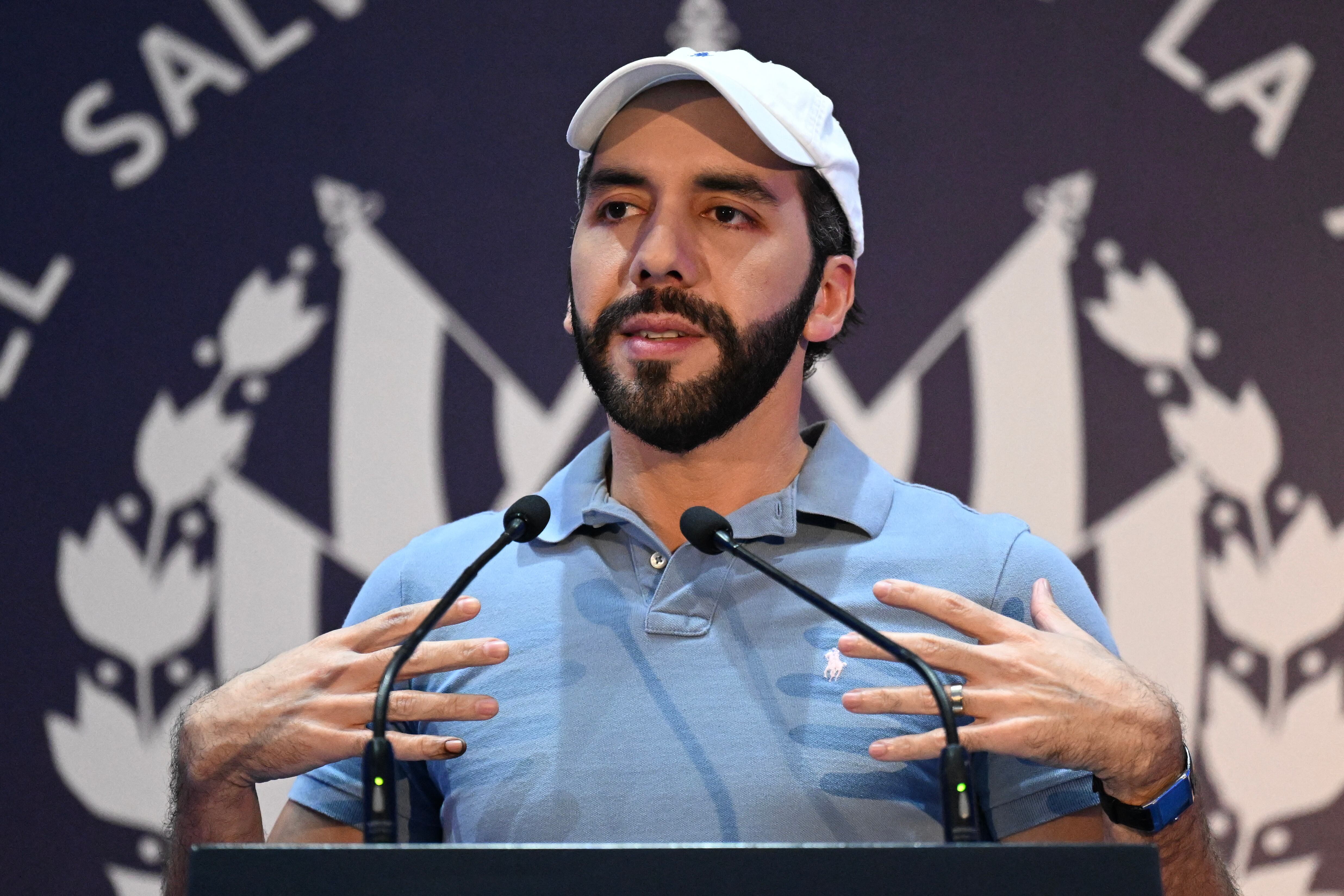 El presidente de El Salvador, Nayib Bukele, pronuncia un discurso tras emitir su voto en San Salvador el 4 de febrero de 2024. (Foto de Marvin RECINOS/AFP).