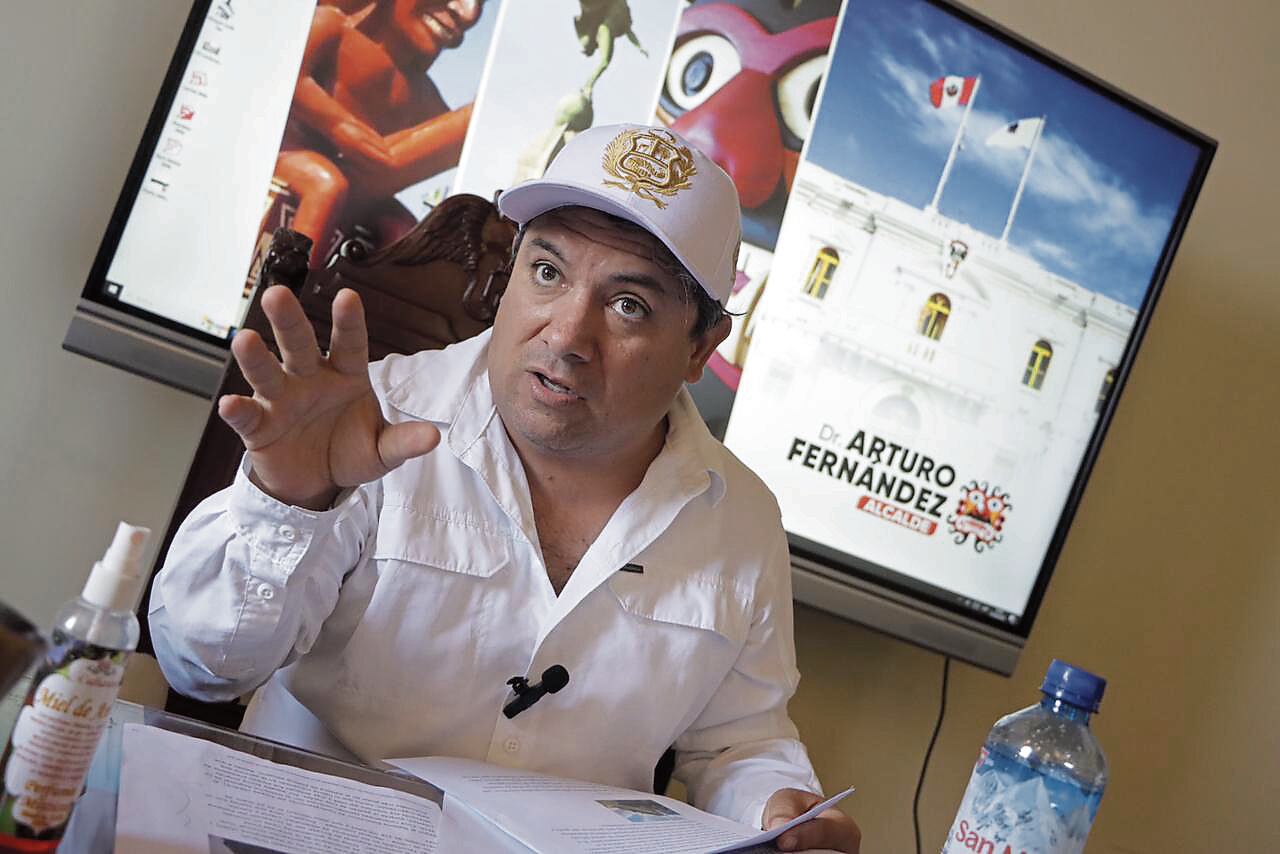 Suspendido alcalde de Trujillo deberá responder por denuncia que le planteó el arqueólogo Ricardo Morales, a quien vinculó con una red que traficaba con piezas arqueológicas.