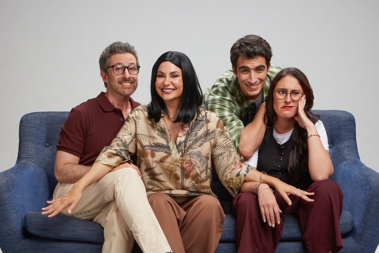 "Una Navidad de Locos” propone una comedia que, detrás de las risas, también aborda temas como los prejuicios, la aceptación y las complejas relaciones dentro de una familia.