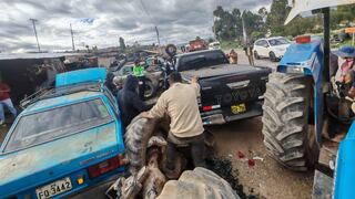 Huancayo: Policía choca con auto y tractor estacionados en mecánica, hay cuatro heridos
