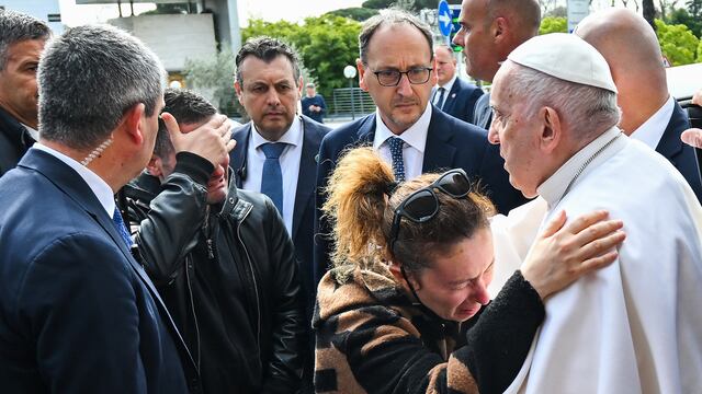 Esta es la foto viral del papa Francisco consolando a una madre que perdió a su hija de 5 años