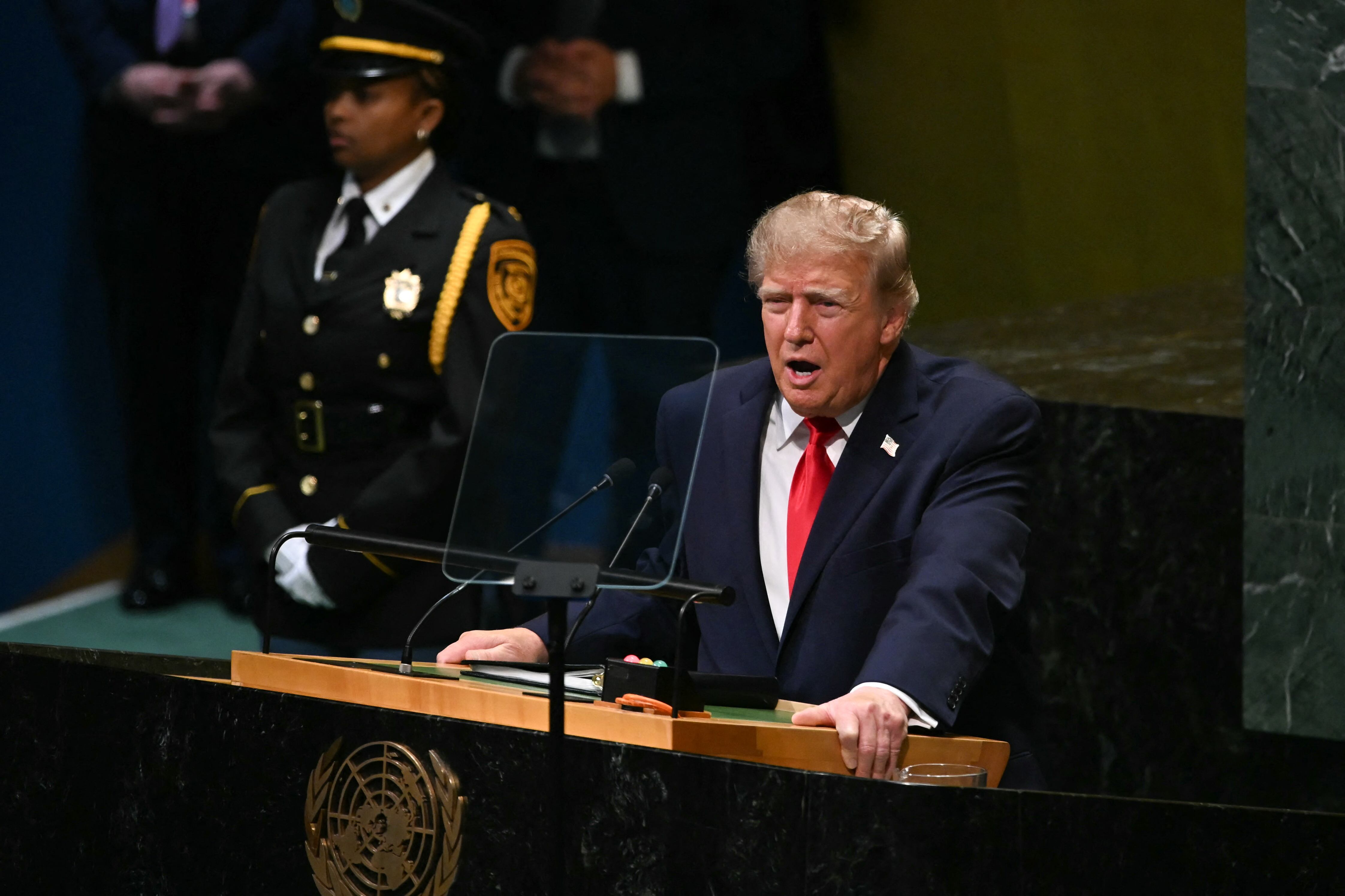 Trump rechaza regulación global de la IA y anuncia el término “superinteligencia”
