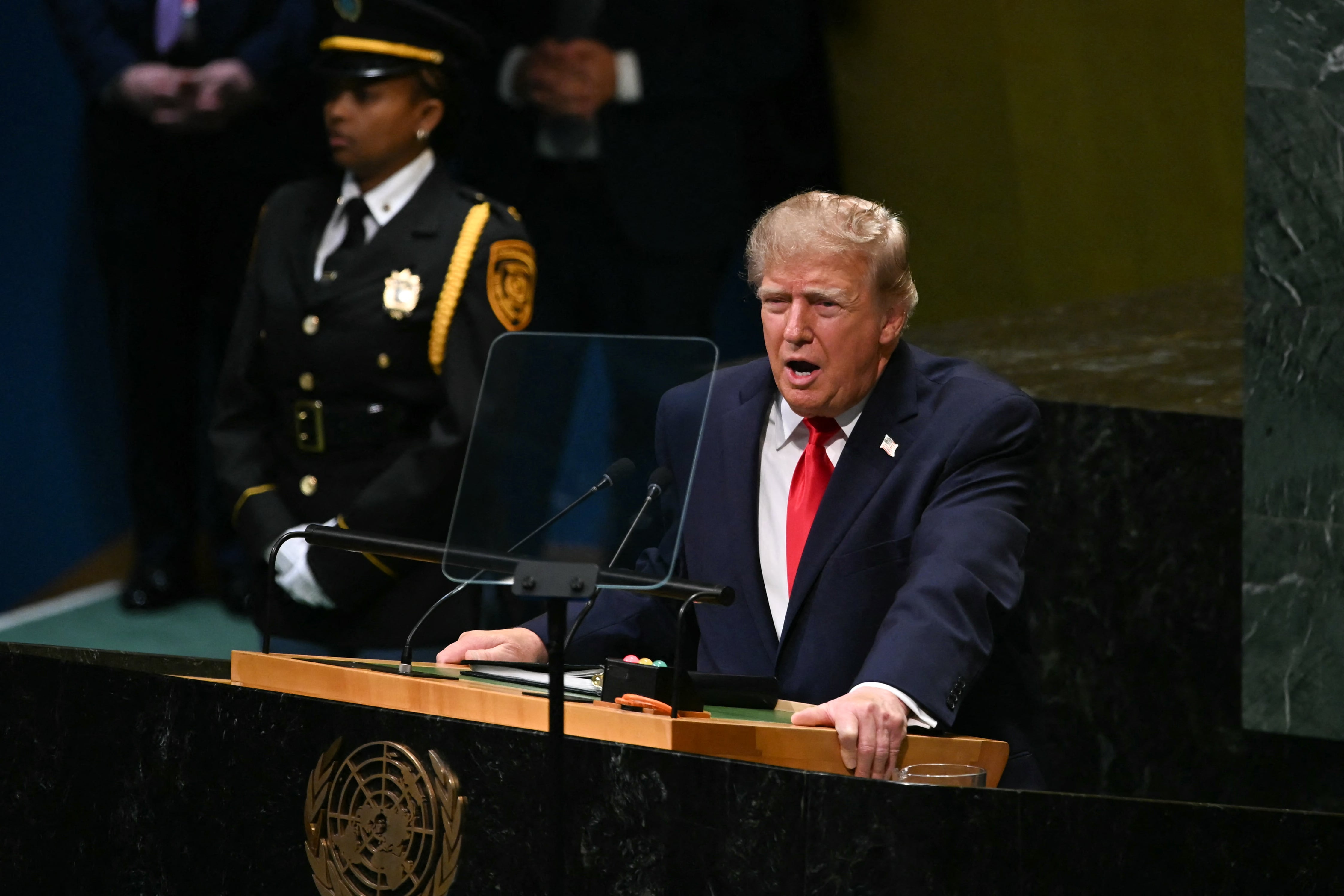 El presidente estadounidense cuestionó los llamados a una supervisión internacional de la inteligencia artificial y defendió que Washington mantenga libertad para desarrollar esta tecnología. (Foto de Brendan SMIALOWSKI / AFP).