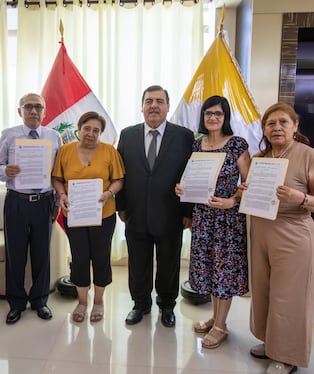 Servidores públicos del Gobierno Regional de Ica son reconocidos por ascenso laboral