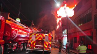 Arequipa: Fuego arrasa con tapicería y mueblería entre el Cercado y Miraflores (FOTOS)