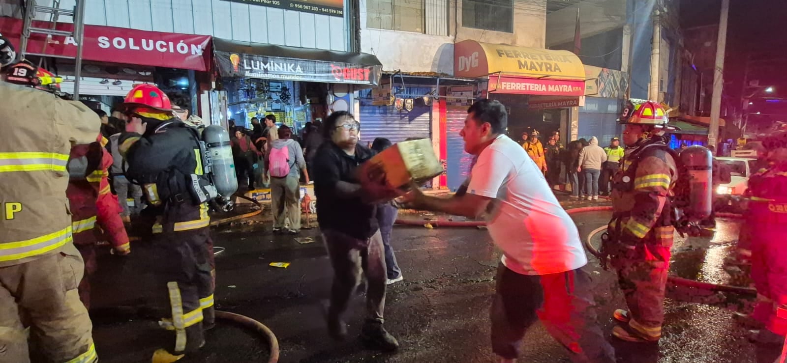 Comerciantes sacaron sus mercaderías en el incendio entre los locales de Edypyme y Don Manuel (Foto: Pedro Torres/@photo.gec)