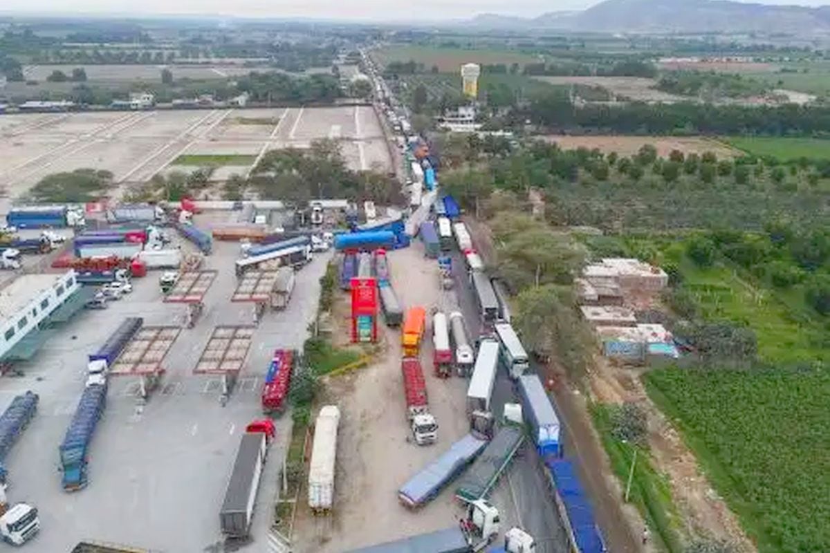 El deslizamiento ocurrió a la altura del kilómetro 337, en el distrito de Ocucaje. Conductores intentan invadir el carril contrario ante el bloqueo parcial de la vía. (Foto: Andina)