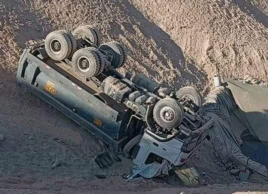 Camión terminó volteado. Foto: difusión.