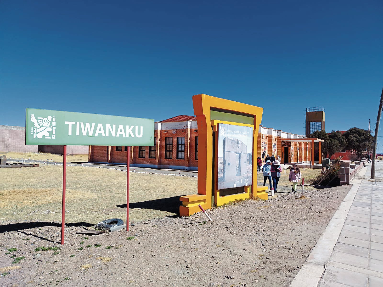 Visitantes tienen la advertencia de no tomar fotos con cámaras en el complejo Tiawanaku en Bolivia