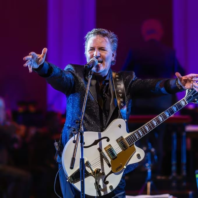 Además de haber sido pionero en su género, Miguel Mateos ha compartido escenarios con íconos internacionales como David Bowie, Peter Gabriel y Tina Turner, posicionándose como uno de los artistas más influyentes de habla hispana.