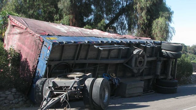 Moquegua: Camión con cargamento de manzanas vuelca en ruta a Juliaca