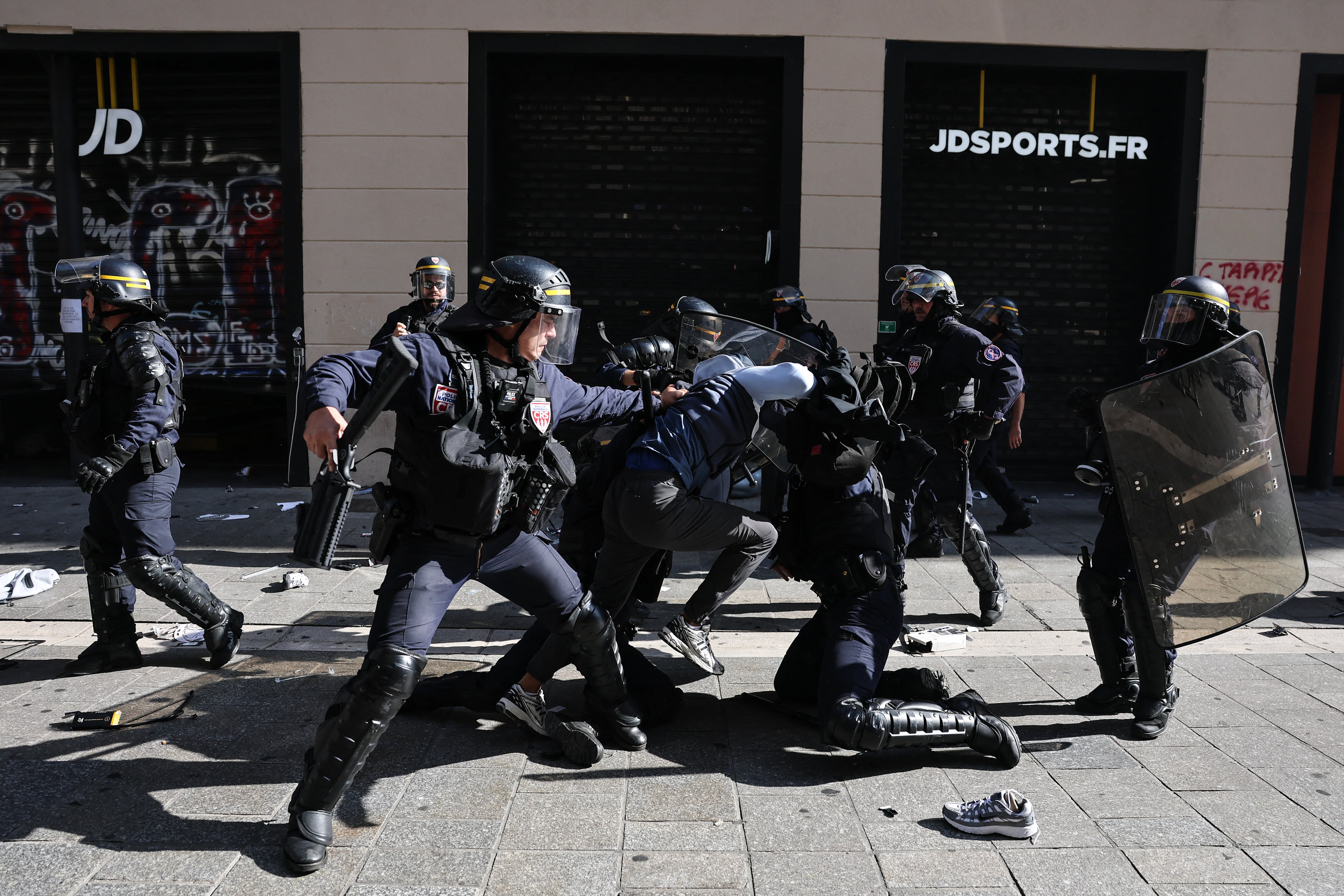 Francia desplegará más de 70 mil policías para evitar nuevos disturbios