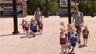 “No son animales”: Critican a un padre por pasear a sus cinco hijos sujetados de una correa (VIDEO)