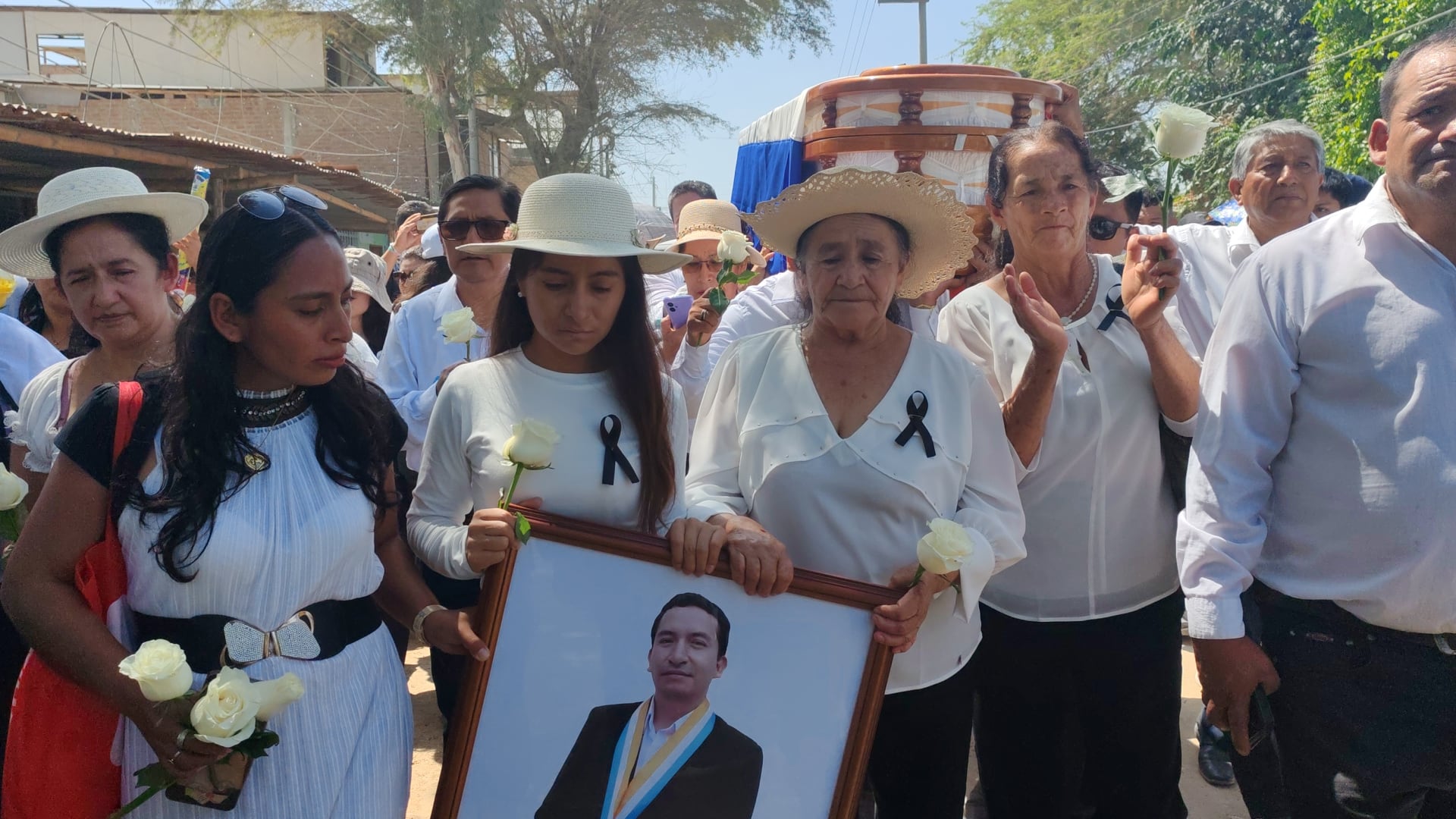 La población exige justicia por el asesinato del alcalde de Veintiséis de Octubre.