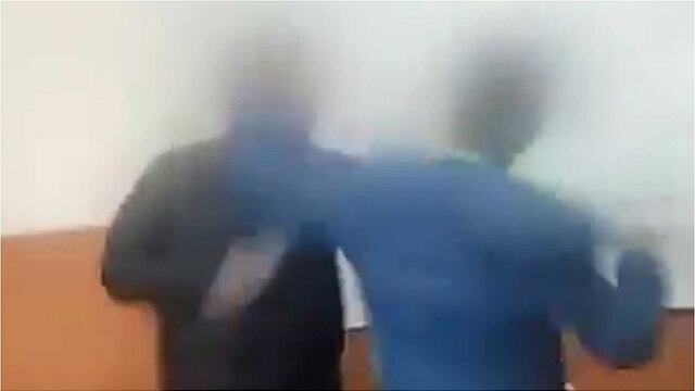 Alumno de 14 años golpeó a su profesor por quitarle su celular (VIDEO)