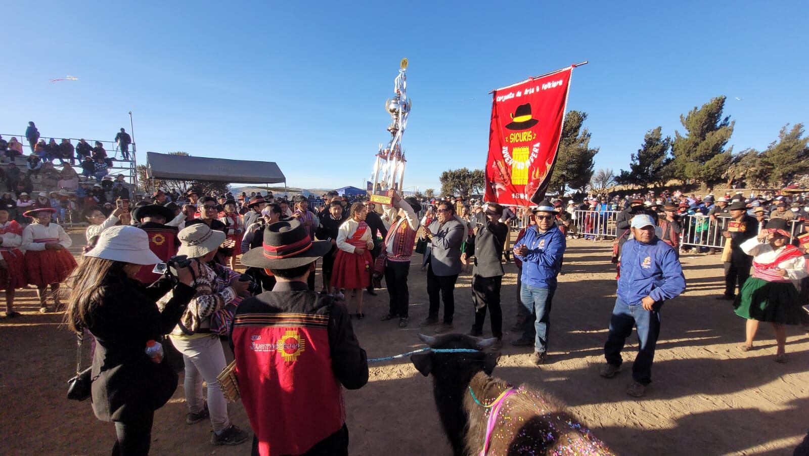 Una vez más la explanada del cerro Cancharani fue abarrotado para presenciar el concurso. Foto/Difusión.