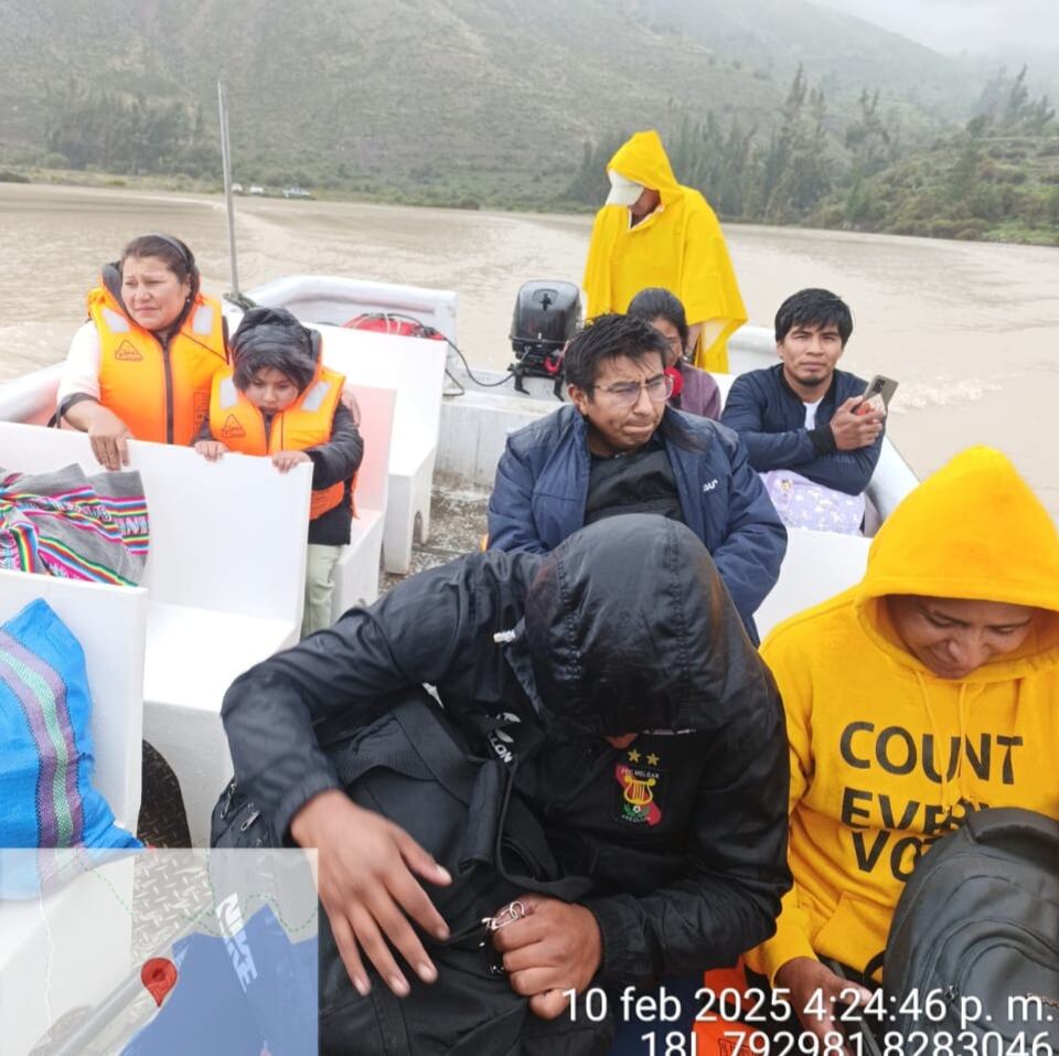 Pobladores cruzan laguna en bote, por la falta de puente en Chachas