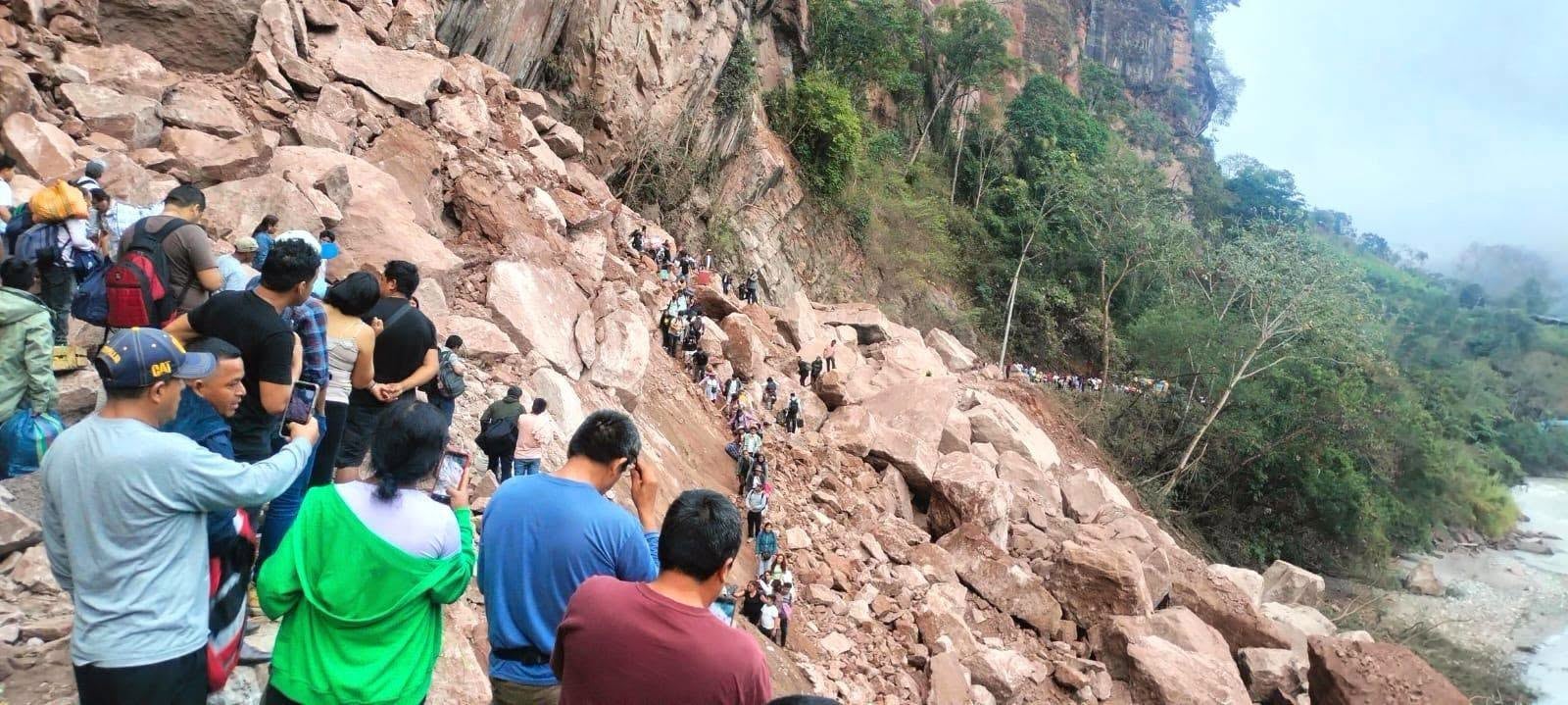 Huaico bloquea carretera Perené–Pichanaki y deja cientos de vehículos varados