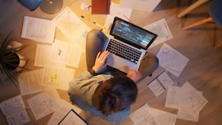 ¿Se puede estudiar y trabajar al mismo tiempo? Claves del éxito con carreras a distancia