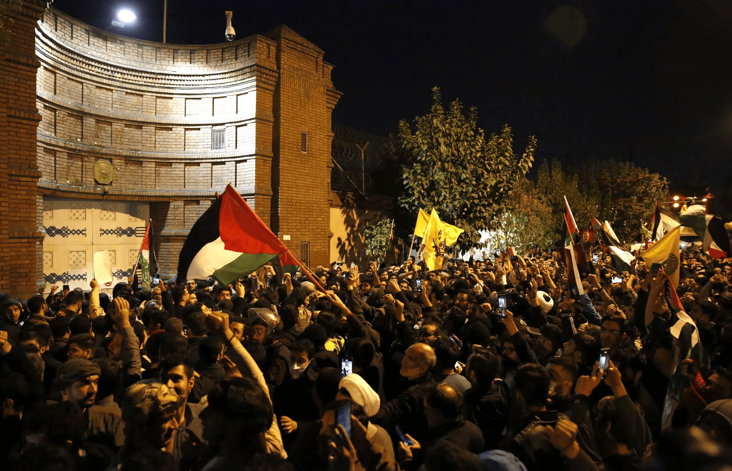Manifestantes atacan embajadas de Israel y Estados Unidos en varias partes del mundo.