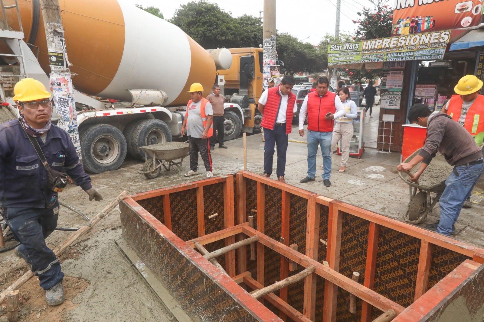 Su contenido será descargado por un sistema hidráulico a compactadoras que recogerán los desechos domiciliarios acumulados en ellos. Alcalde Mario Reyna sostiene que este sistema es más beneficioso para la población, pues evitará focos infecciosos.