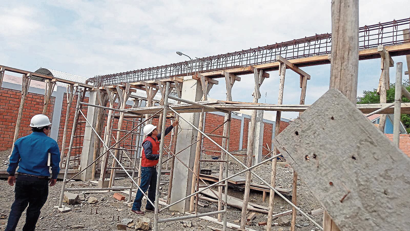 Los trabajos de rehabilitación debieron culminar en enero del 2023, pero a la fecha la obra está paralizada. El informe de control señala que se ha solicitado una tercera suspensión de la ejecución de la obra del colegio, que fue acordado solo entre la empresa supervisora y el residente