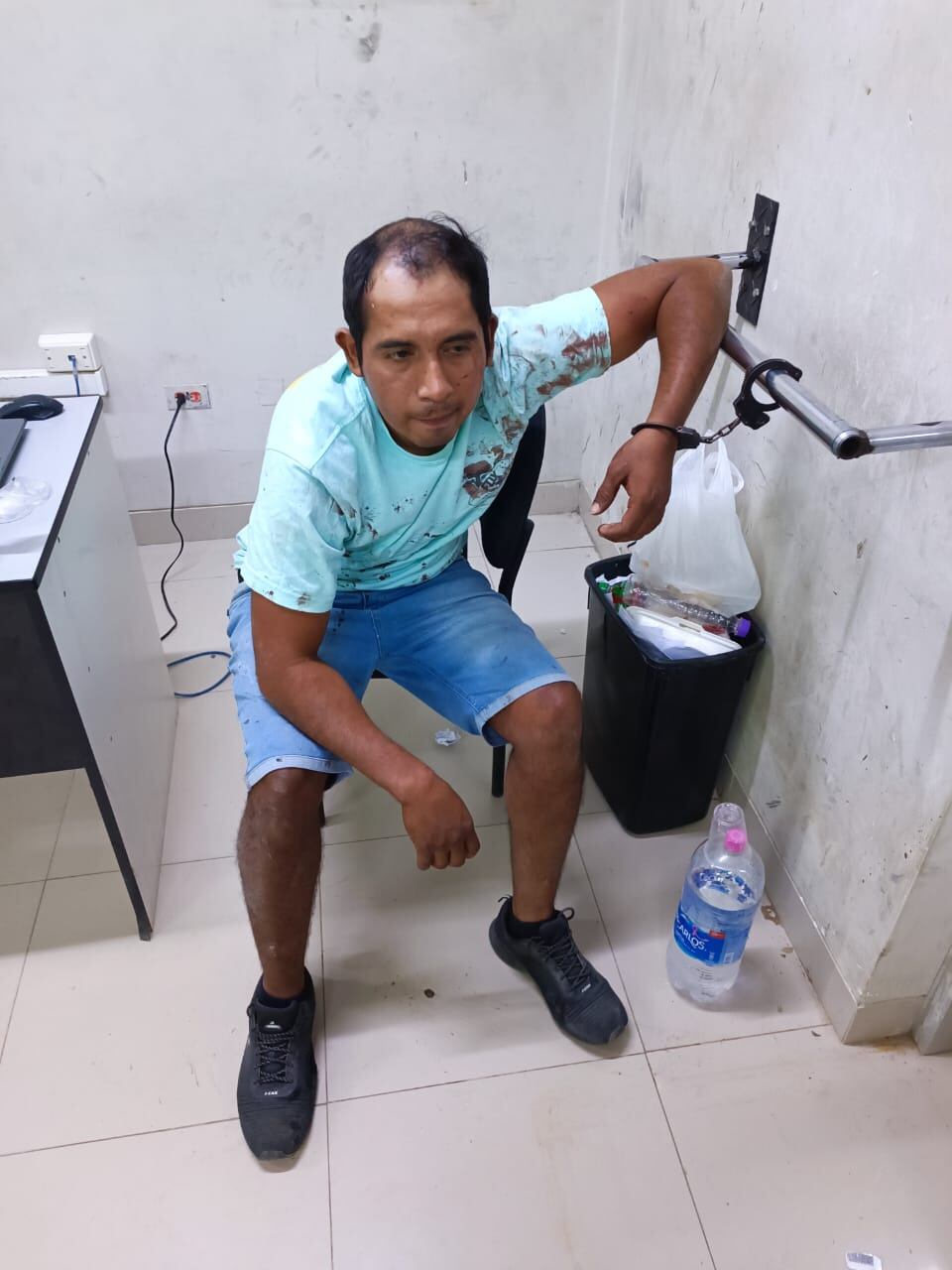 Mujer que tiene 3 puñaladas, indicó que en ocasiones anteriores, el detenido intentó matarla con un machete y ahorcarla