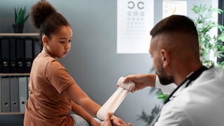 Casi la mitad de los niños sufrirá una fractura antes de la adolescencia, advierten especialistas