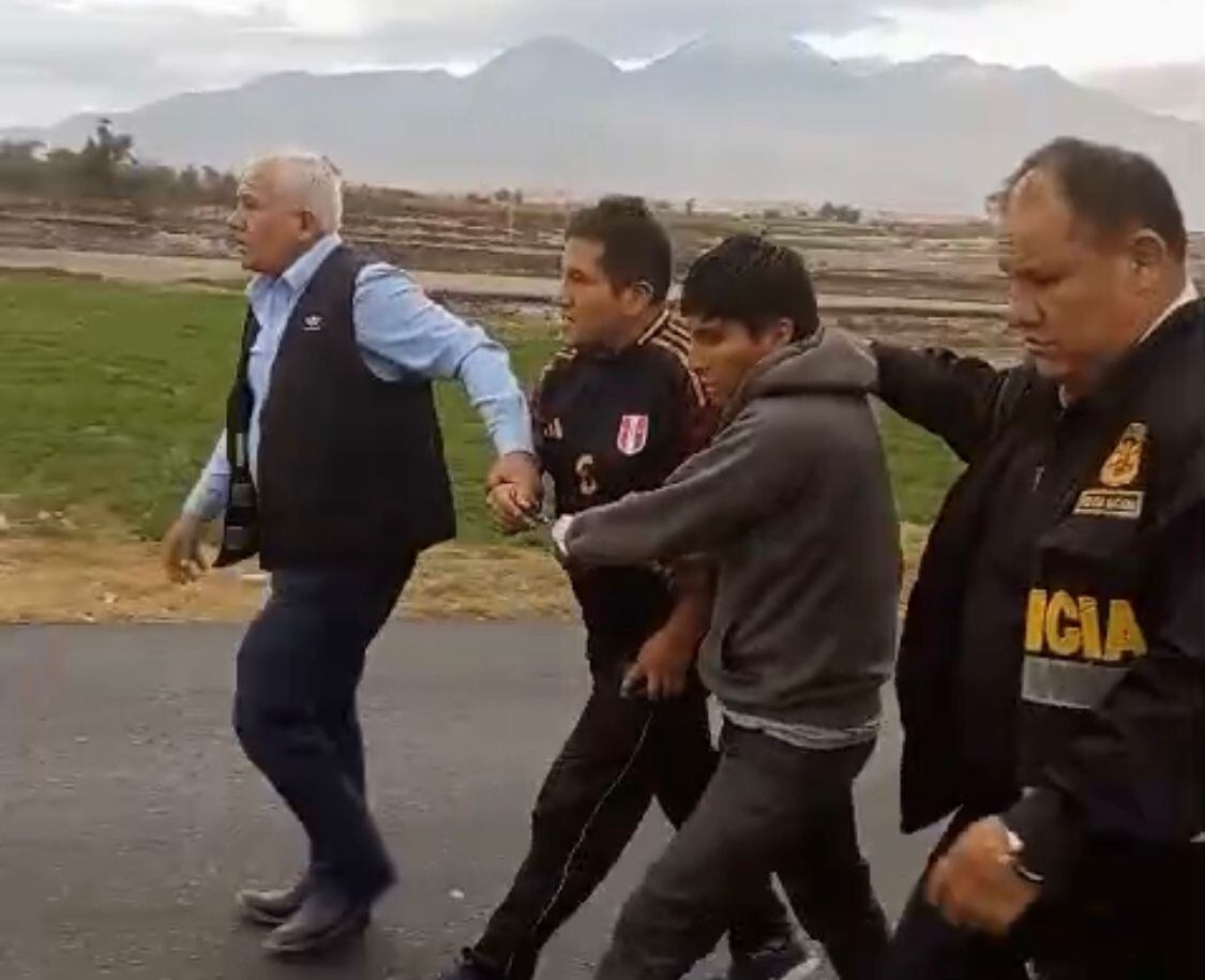 Los efectivos policiales detuvieron al conductor Jhonatan Supanta León (24) y el copiloto Julio Yucra Arela (34). (Foto: GEC)