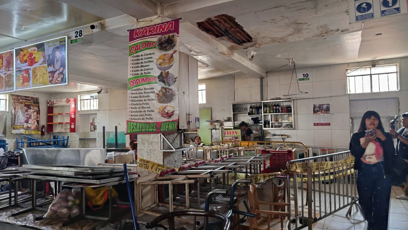 Techo del comedor del mercado San Camilo de Arequipa se desprende tras lluvias. (Foto: Jeamilett Chirinos/@photo.gec)