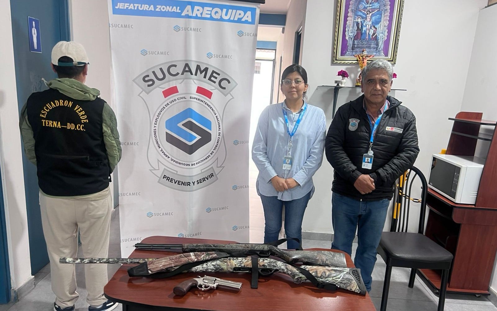 Policía recupera tres armas de fuego con licencias vencidas en Arequipa. Foto: Región Policial Arequipa.