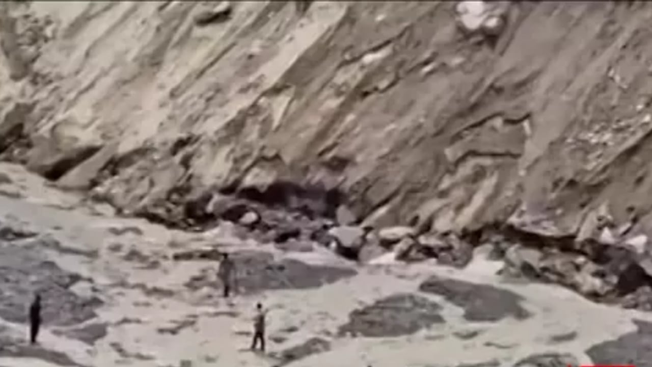 El colapso de la Vía Nacional 12 A deja varados a cientos de viajeros tras intensas lluvias. Autoridades advierten alto riesgo y piden evitar el tránsito peatonal. (Imagen de América Noticias)