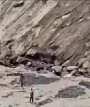 El colapso de la Vía Nacional 12 A deja varados a cientos de viajeros tras intensas lluvias. Autoridades advierten alto riesgo y piden evitar el tránsito peatonal. (Imagen de América Noticias)