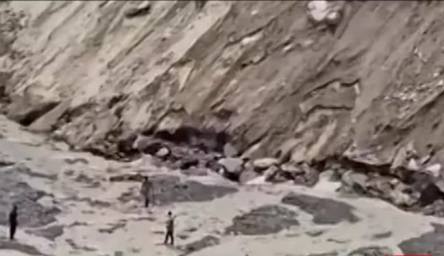 El colapso de la Vía Nacional 12 A deja varados a cientos de viajeros tras intensas lluvias. Autoridades advierten alto riesgo y piden evitar el tránsito peatonal. (Imagen de América Noticias)