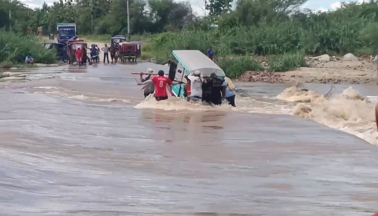 Pobladores de salvaron de morir ahogados al cruzar quebrada